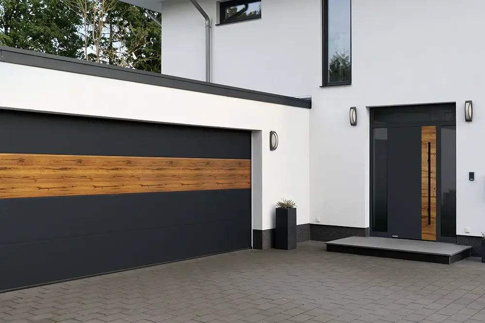 W rozwiązaniu VarioDesign wzór Attic Wood na segmencie bramy jest powtórzony w aplikacji na drzwiach